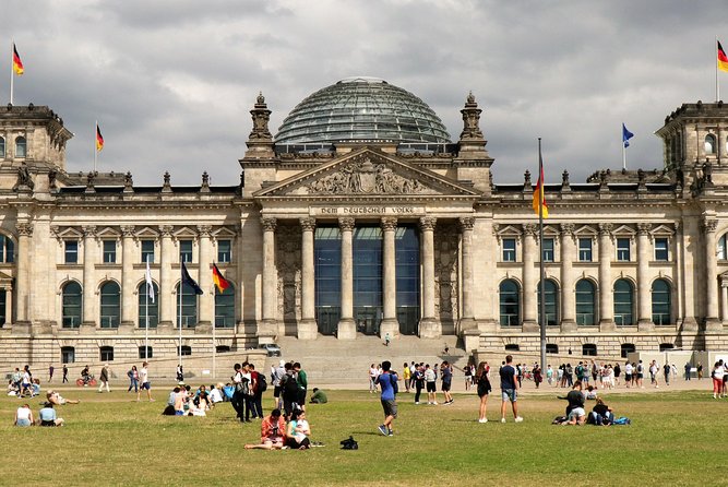 5hours: Guide, Chauffeur & Photographer in Berlin private Tour - Why the private vehicle matters in Berlin
