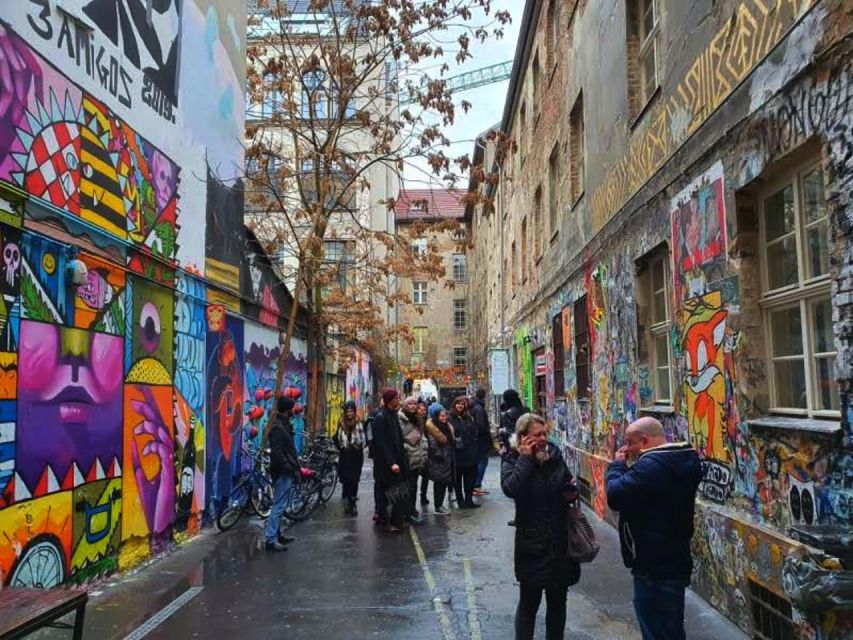 Alternative Berlin / Street art tour - Private group - From forbidden swing to electronic nights