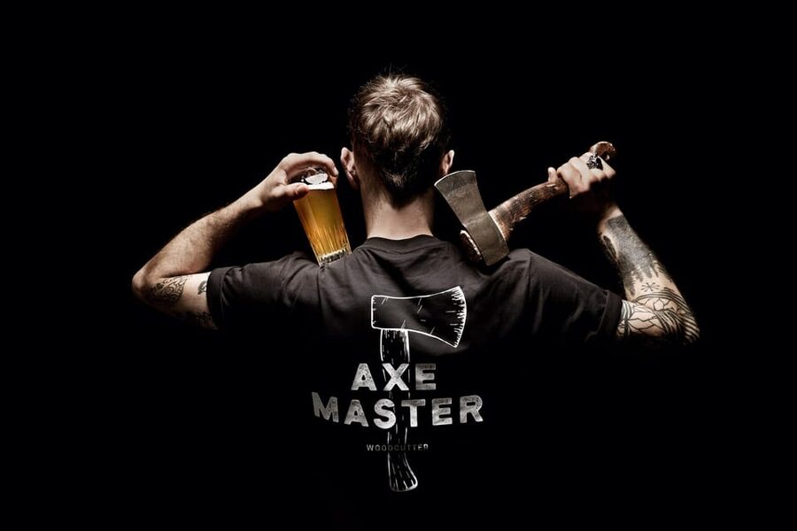 AXE THROWING EXPERIENCE IN BERLIN - Learning the trick shot