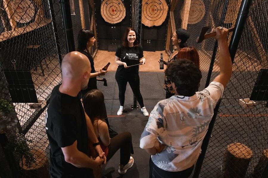 AXE THROWING EXPERIENCE IN BERLIN - Your first throws and the warm-up games