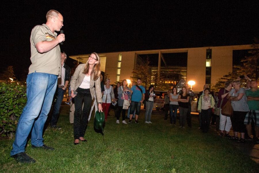 Berlin: 1.5-Hour Comedy Bus Tour in German - The Reichstag and Berlin’s political center
