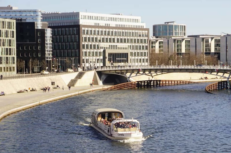 Berlin: 1-Hour Boat Tour with Bilingual Live Guide - Humboldt Forum and Nikolaiviertel