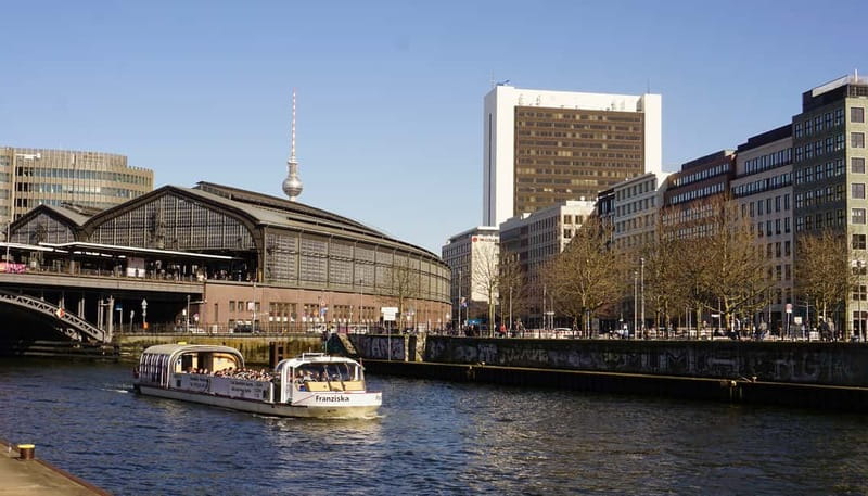 Berlin: 1-Hour Boat Tour with Bilingual Live Guide - What the boat is like onboard