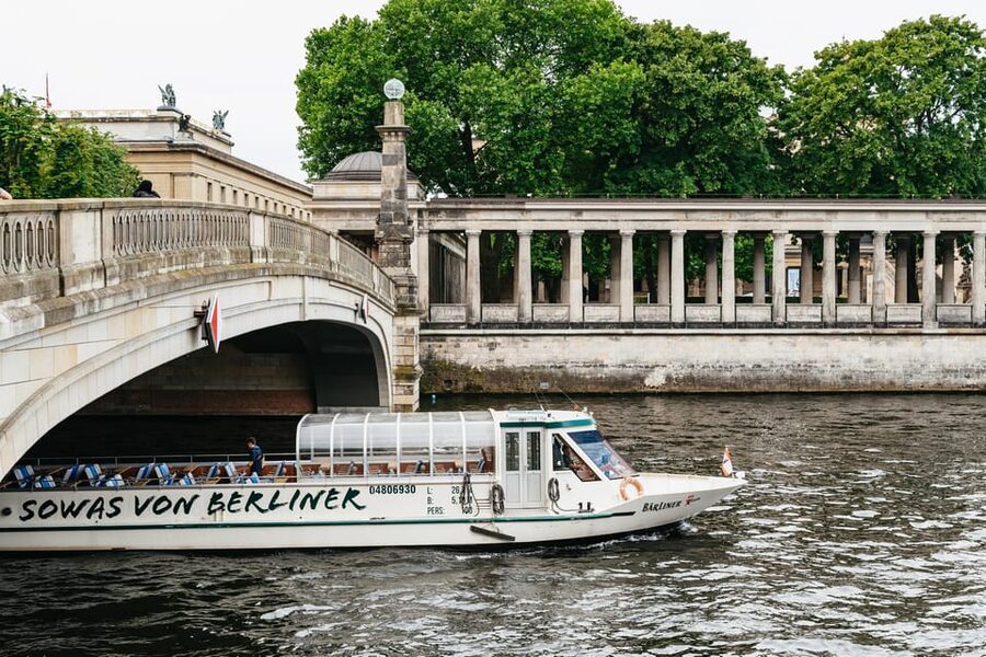 Berlin: 1-Hour City Sightseeing Cruise - Commentary, seating, and onboard service
