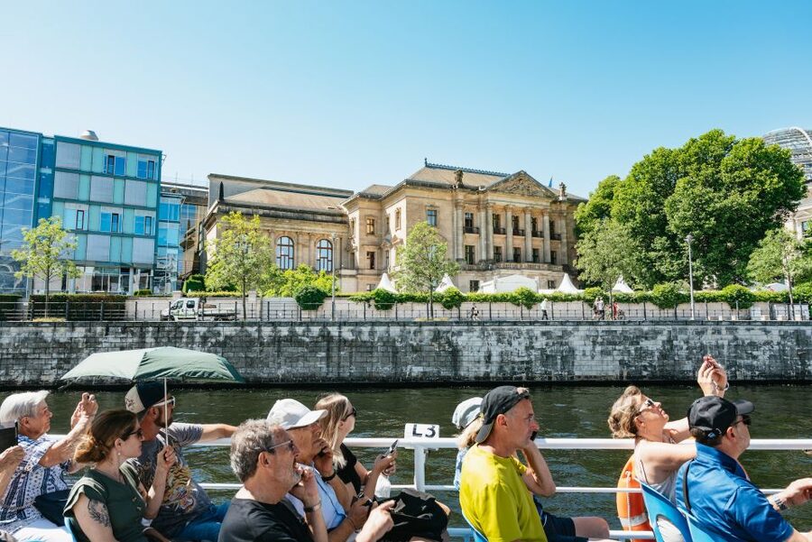 Berlin: 1-Hour City Tour by Boat with Guaranteed Seating - A practical one-hour introduction to Berlin