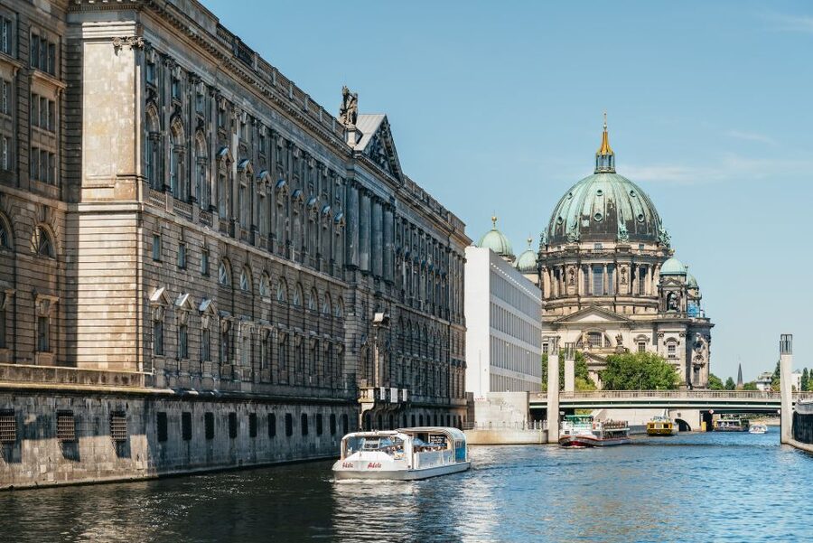 Berlin: 1-Hour City Tour by Boat with Guaranteed Seating - What the audio guide is really like