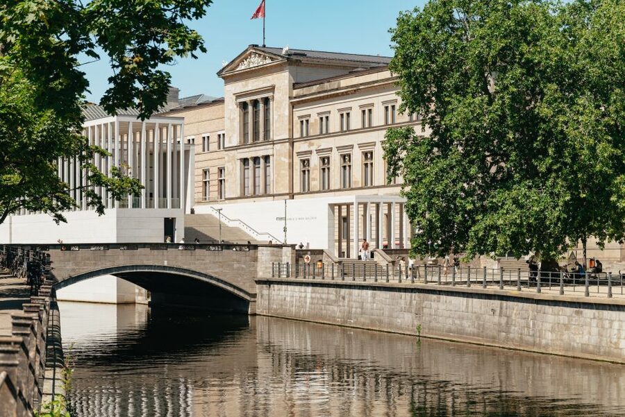 Berlin: 1-Hour City Tour by Boat with Guaranteed Seating - Drinks, snacks, and the relaxed pace