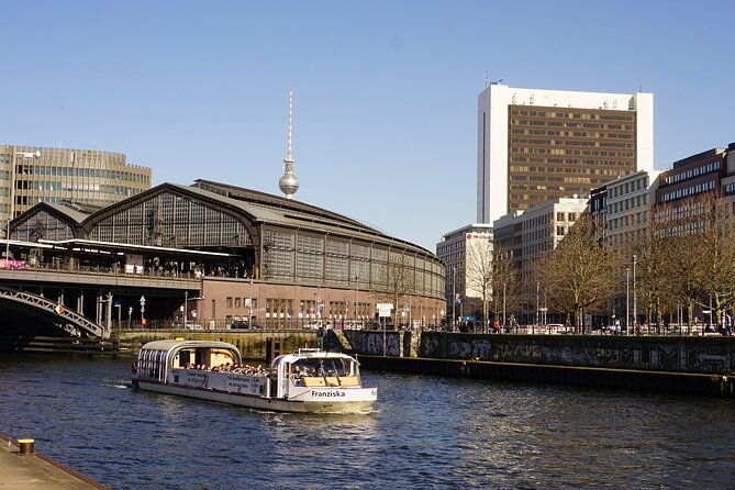 Berlin: 1-hr Boat Tour with Bilingual Live Guide (DE/EN) - The glass panorama boats and changing weather