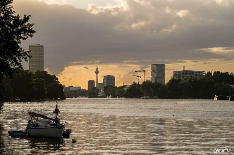 Berlin: 2.5-Hour Beer & Sunset Sightseeing Boat Cruise - Why an evening boat ride suits Berlin