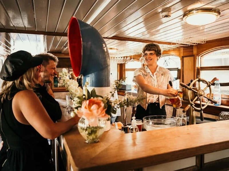 Berlin: 2.5-Hour Beer & Sunset Sightseeing Boat Cruise - From Mühlendammschleuse toward Berlin Cathedral