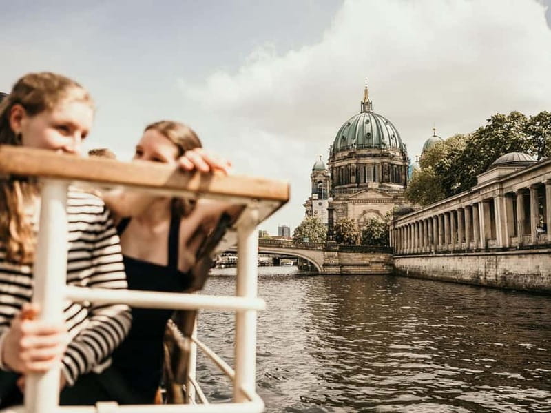 Berlin: 2.5-Hour Beer & Sunset Sightseeing Boat Cruise - Museum Island and the government district