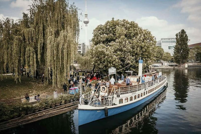 Berlin: 2.5-Hour Beer & Sunset Sightseeing Boat Cruise - Beer, snacks, and the onboard bar