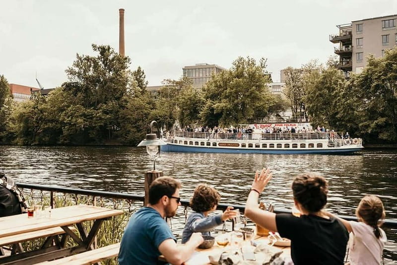 Berlin: 2.5-Hour Beer & Sunset Sightseeing Boat Cruise - Boarding at Alte Börse on Burgstraße