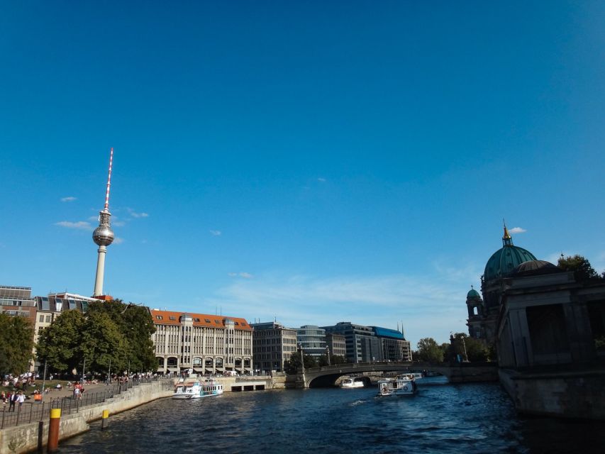 Berlin: 2.5-Hour East Side Boat Cruise with Commentary - Badeschiff, Molecule Man, and Treptow Harbor
