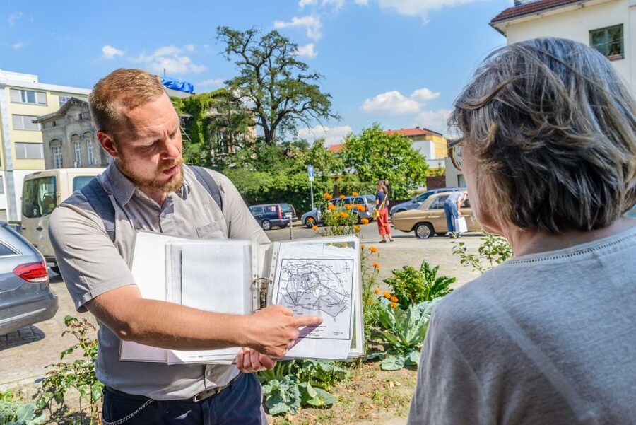Berlin: 2.5-Hour Walking Tour through Kreuzberg 61 - Riehmers Hofgarten and Kreuzberg’s courtyards