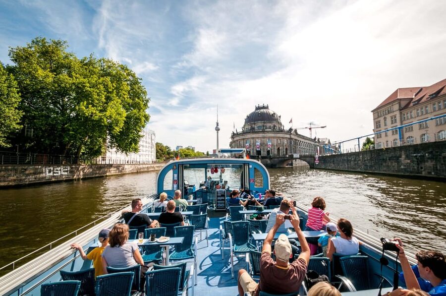 Berlin: 3.25-Hour Spree & Landwehrkanal Boat Tour - Food, drinks, and the practical comfort level