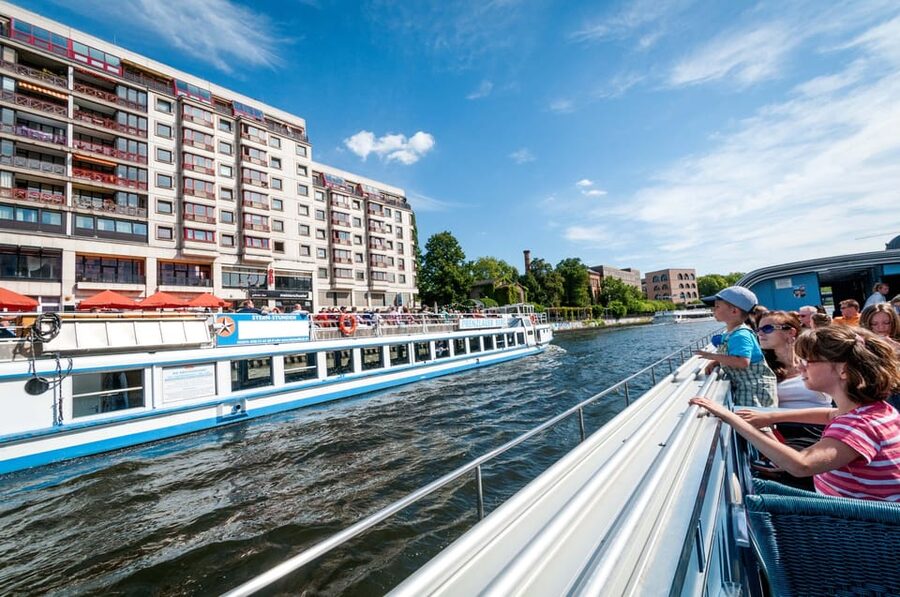 Berlin: 3.25-Hour Spree & Landwehrkanal Boat Tour - How the commentary affects the value