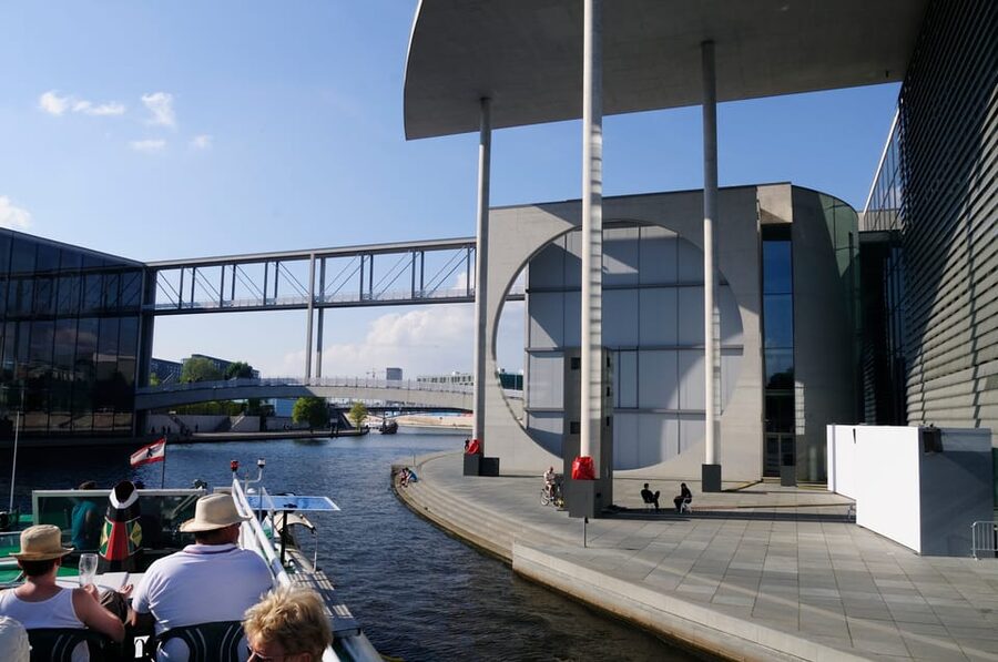 Berlin: 3.5-Hour Sightseeing Cruise on the Spree River - Unitank and the return through Berlin’s waterways