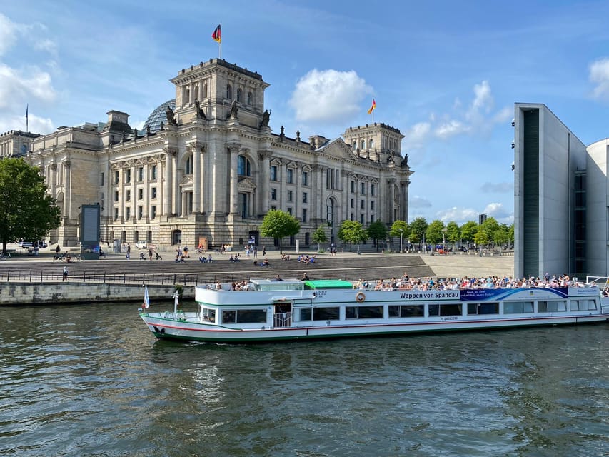 Berlin: 3.5-Hour Sightseeing Cruise on the Spree River - Friedrichstraße, Tränenpalast, and the center of Berlin