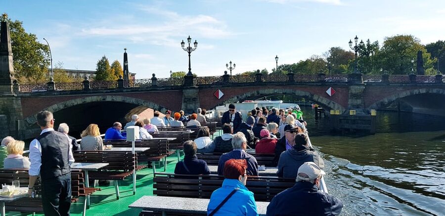 Berlin: 3.5-Hour Sightseeing Cruise on the Spree River - Leaving the center for Humboldt Harbour