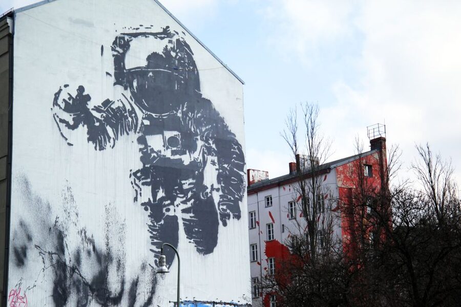 Berlin: 3-Hour Street Art Tour - The first hour: learning how to read a wall
