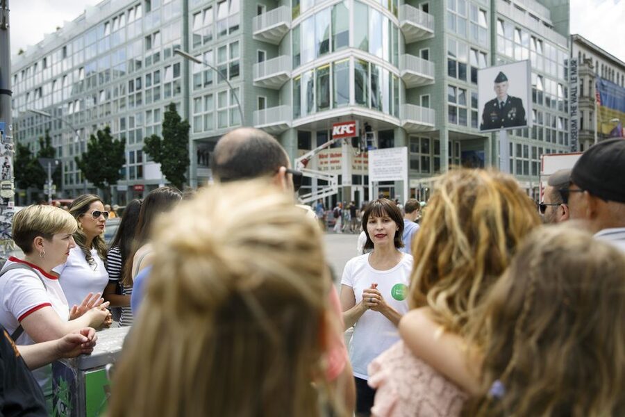 Berlin: 4-Hour Guided Highlights Tour in Spanish - Starting beside the TV Tower at Alexanderplatz