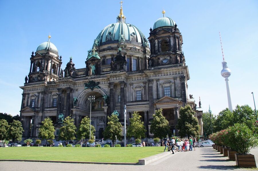Berlin: 4-Hour Guided Highlights Tour in Spanish - Gendarmenmarkt and the value of a proper pause