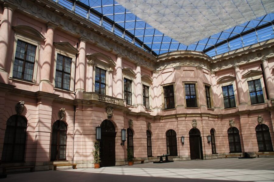Berlin: 4-Hour Guided Highlights Tour in Spanish - Nazi Berlin at the Gestapo headquarters remains