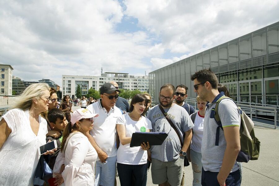 Berlin: 4-Hour Guided Highlights Tour in Spanish - How the Berlin Wall shaped everyday life
