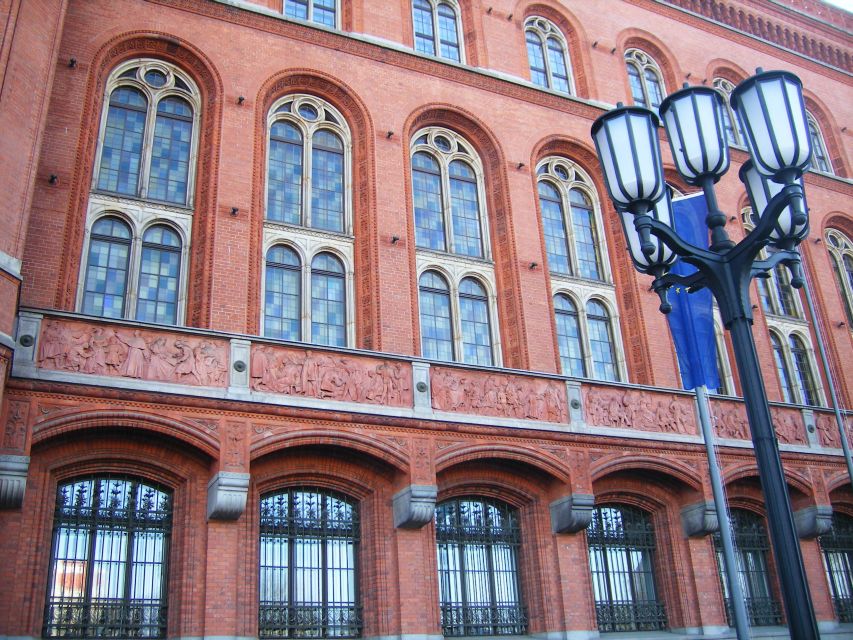 Berlin: 4-Hour Guided Highlights Tour in Spanish - Potsdamer Platz and the rebuilt modern city