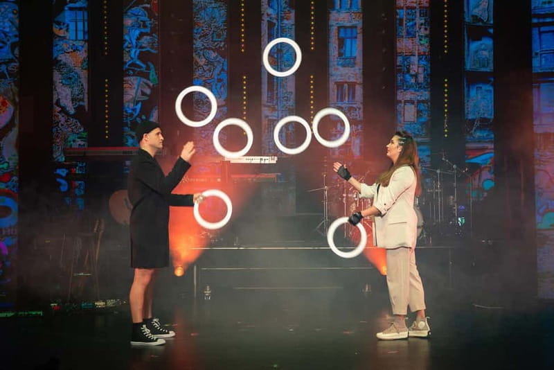 Berlin: "90s Forever - Hits & Acrobatics" - Varieté Show - Live singers, a five-piece band, and Jay Kahn