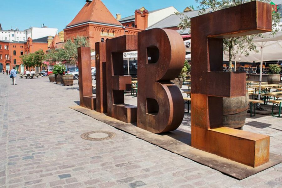 Berlin: Alternative Berlin Walking Tour - Meeting at Alexanderplatz and leaving the tourist core