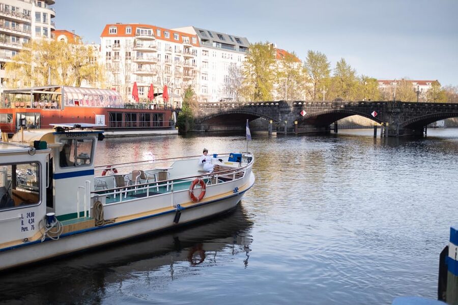 Berlin: Audrey Ahoi! Spree cruise with drag queen (HOL) - The Chancellery and Berlin’s government quarter