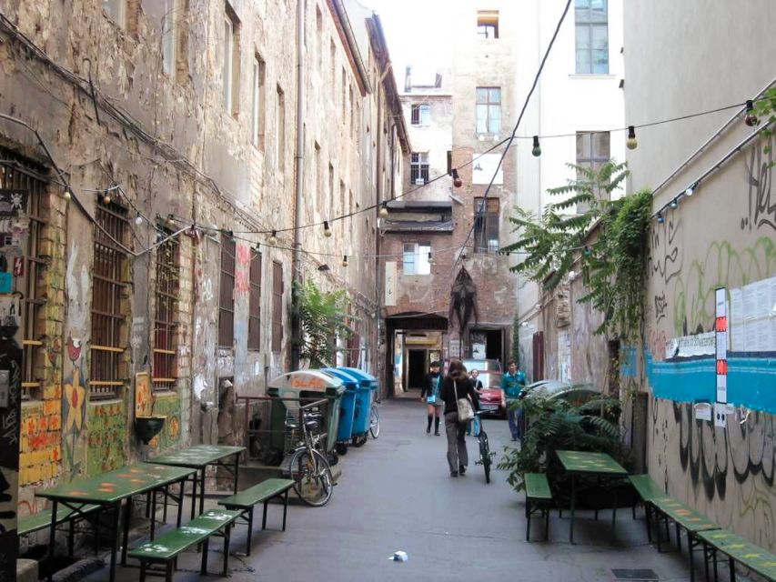 Berlin: Backyards of Berlin 2-Hour Tour - Oranienburger Straße and the New Synagogue