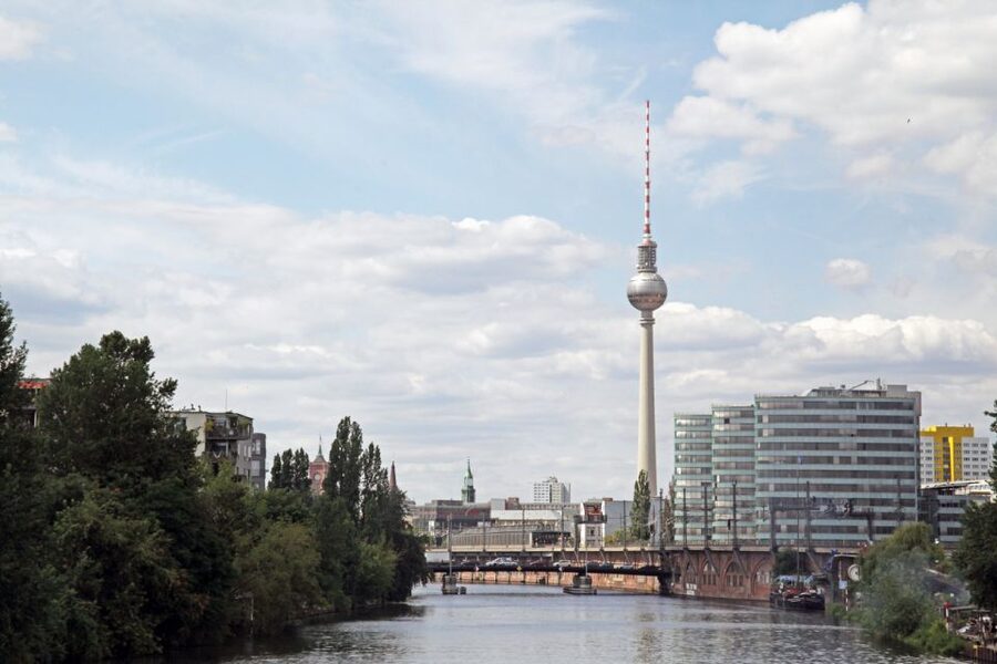 Berlin: Berlin Wall and the Cold War Walking Tour - Tunnel 57 and the danger of escape