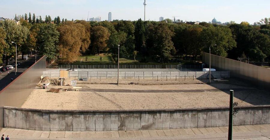 Berlin: Berlin Wall and the Cold War Walking Tour - Guides who keep the history human