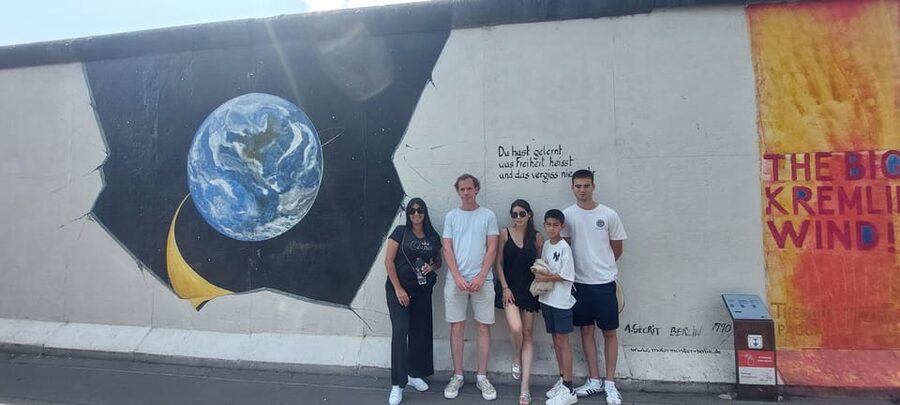 Berlin: Berlin Wall & East Side Gallery Walking Tour - Cristobal’s guiding style