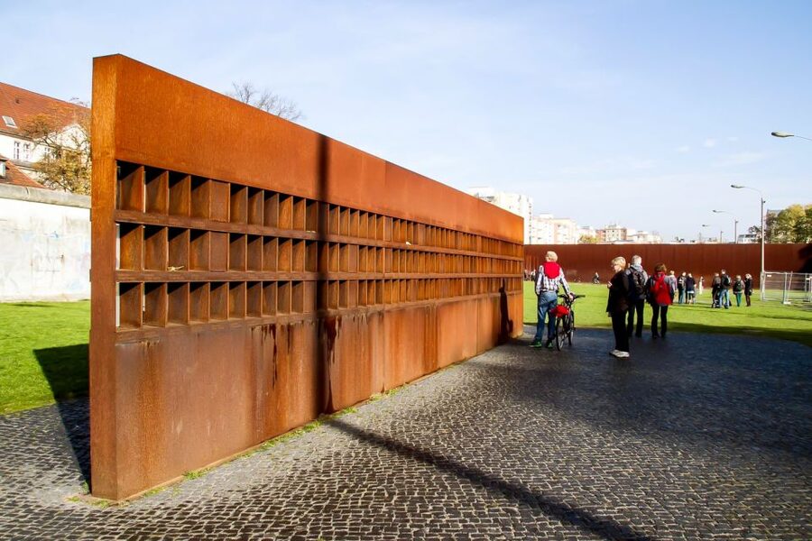 Berlin: Berlin Wall Tour Berlin East West - Following the Wall through everyday life