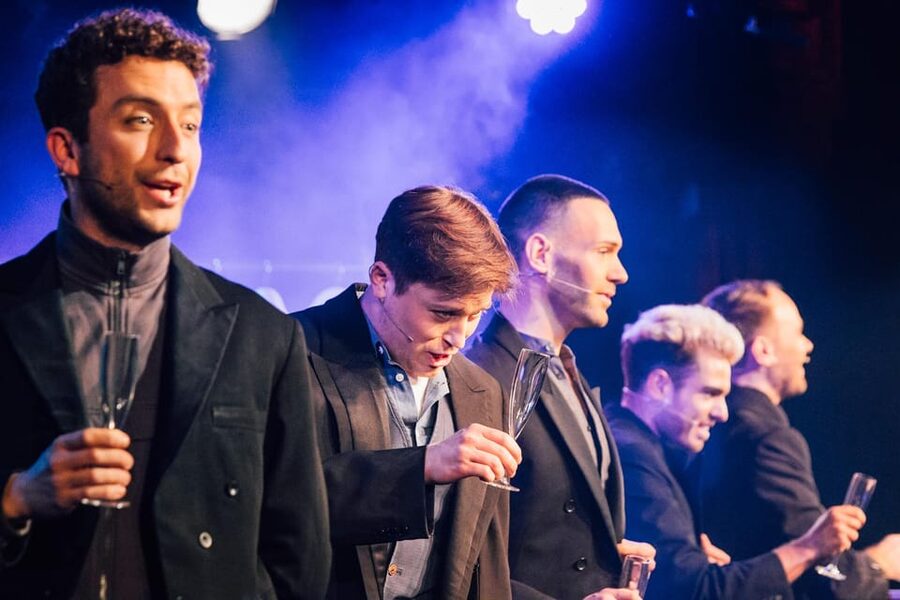 Berlin: BKA Theater "Operetta for two gay tenors" - Songs with Aldi champagne and Jens Riewa