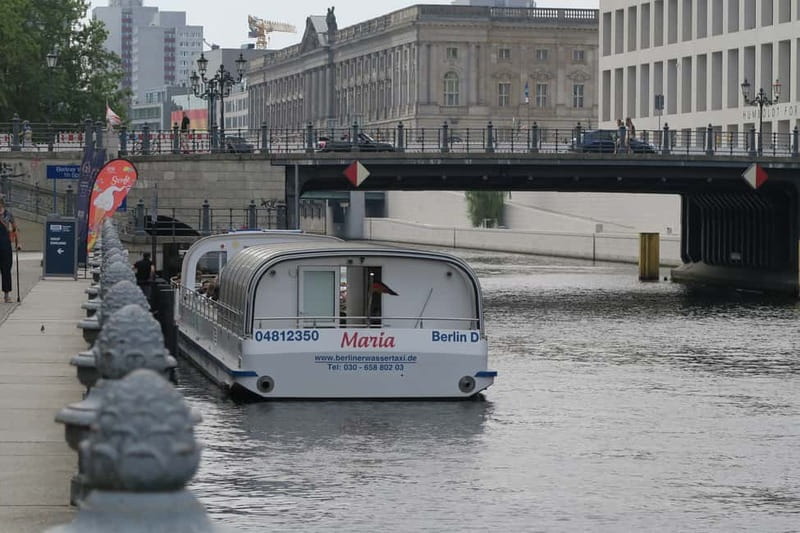 Berlin: Boat Sightseeing Cruise with Audioguide - Commentary, language, and the quality of the ride