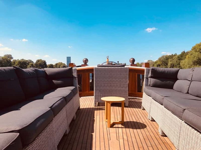 Berlin: Boat Sightseeing Tour on Electric Motor Yacht - Seating, weather, and onboard service