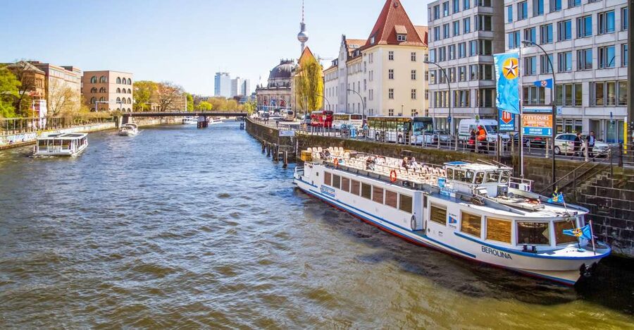 Berlin: Boat Tour Along the River Spree - Central Station and the modern city