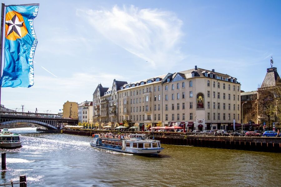 Berlin: Boat Tour Along the River Spree - Canals, ministries, and working Berlin