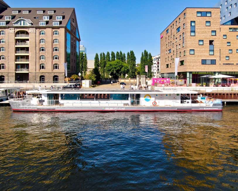 Berlin boat tour| Berlin highlight tour with solar boat on the Spree - East Side Gallery and the first turn along the Spree