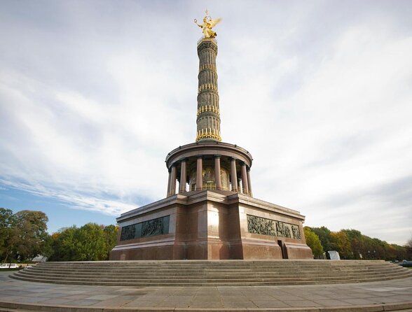 Berlin Boot Sightseeing Tour on Electric Private Yacht - A Quiet Start Beside Berliner Dom