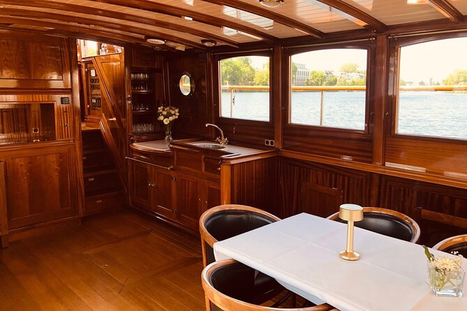 Berlin Boot Sightseeing Tour on Electric Private Yacht - What the One-Hour Format Really Gives You