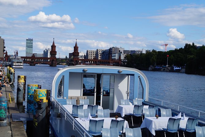 Berlin Capital 4-Course Sunset Dinner Cruise Including Drinks - Sunset, windows, and seasonal timing
