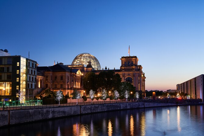 Berlin Capital 4-Course Sunset Dinner Cruise Including Drinks - Finding Rosengarten after sunset