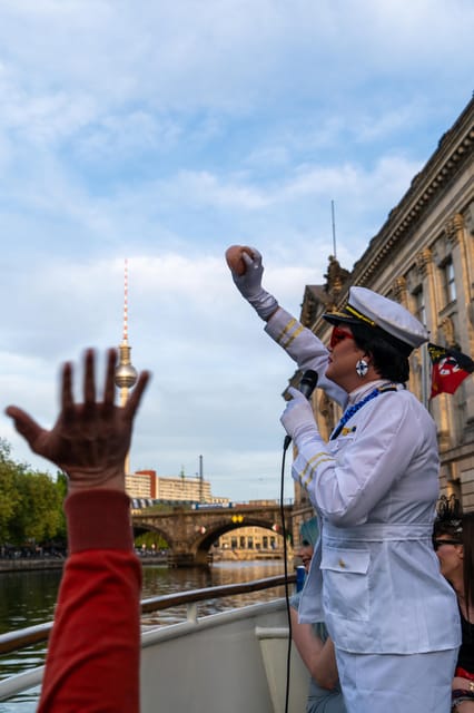 Berlin: Christmas cruise on the Spree with drag queen Audrey. - How much value does the ticket offer?