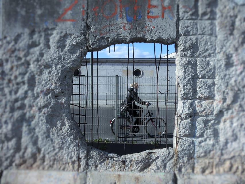 Berlin: Cold War History and Berlin Wall Guided Walking Tour - Spending 75 minutes at the Berlin Wall Memorial
